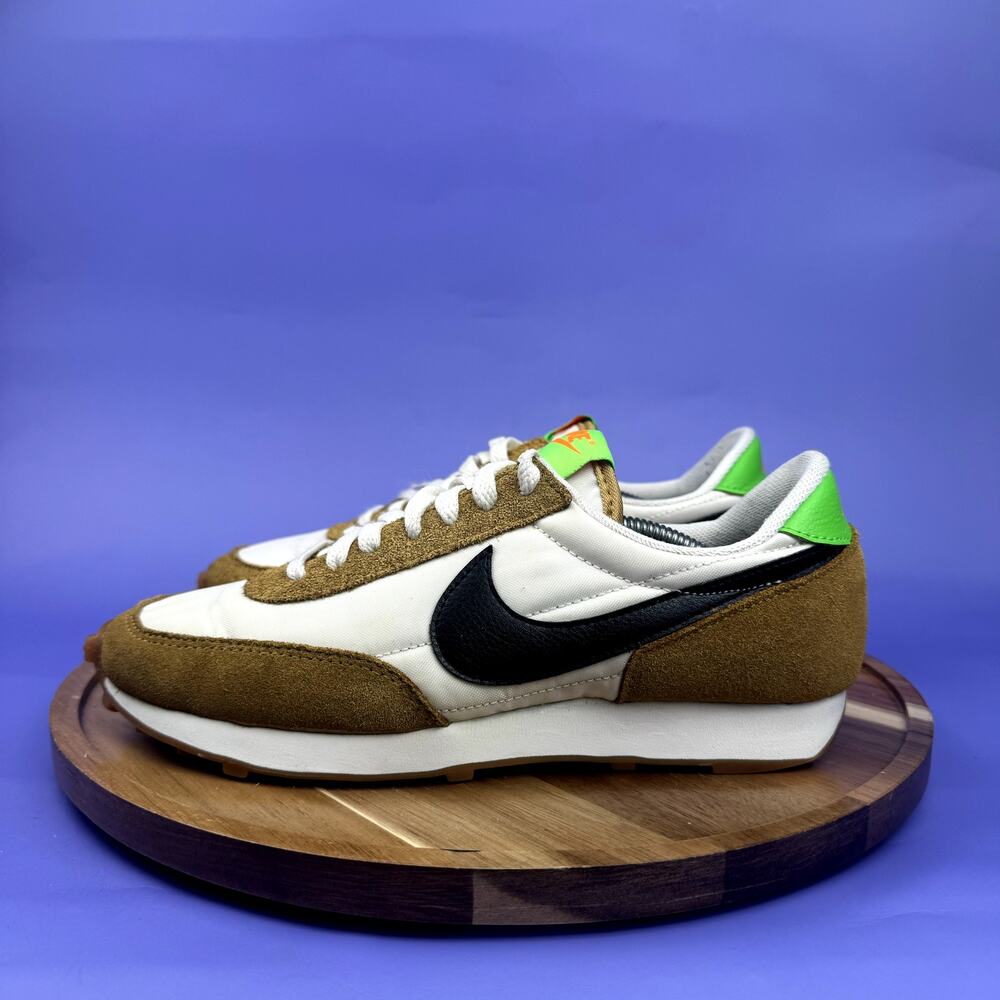 WOMENS NIKE DAYBREAK WHEAT SIZE 7